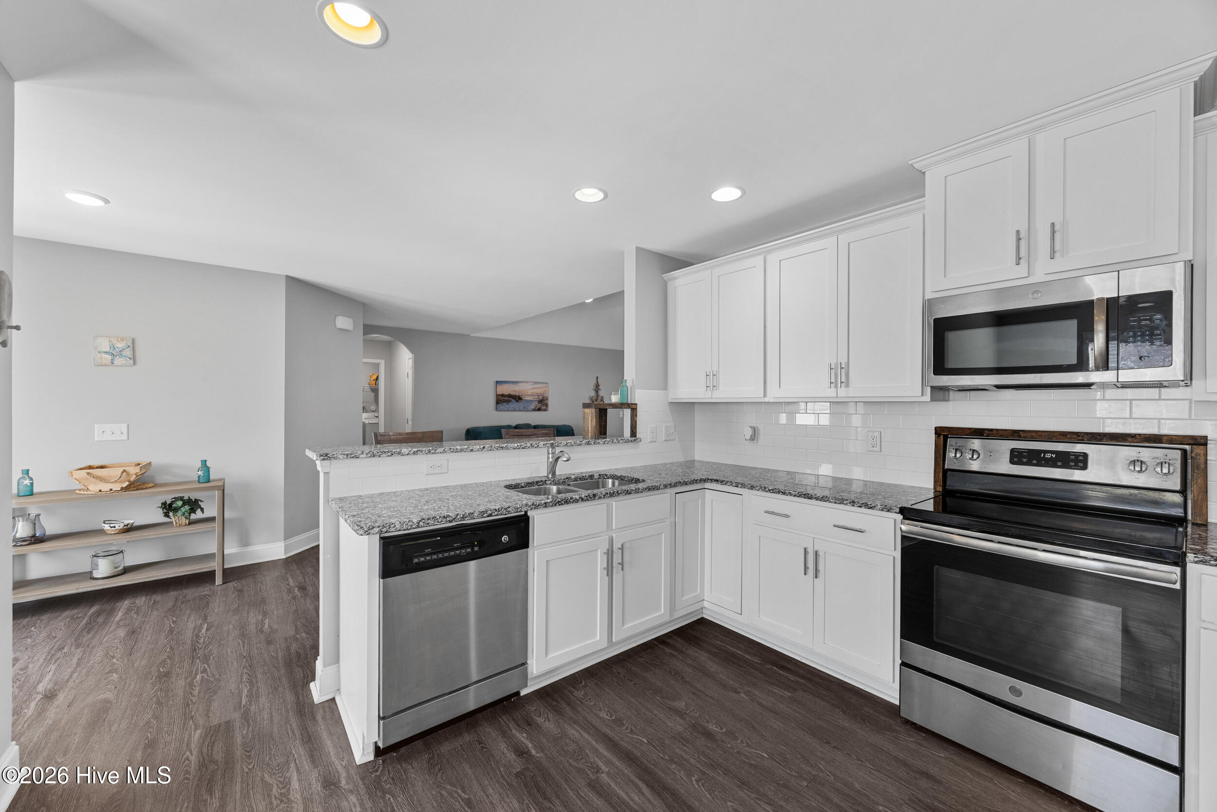 8564 Primm Forest Drive Leland, NC 28451 - Photo 10 of 28 25_kitchen