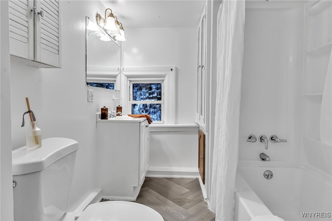 442 26th Street Niagara Falls, NY 14303 - Photo 22 of 27 Bathroom