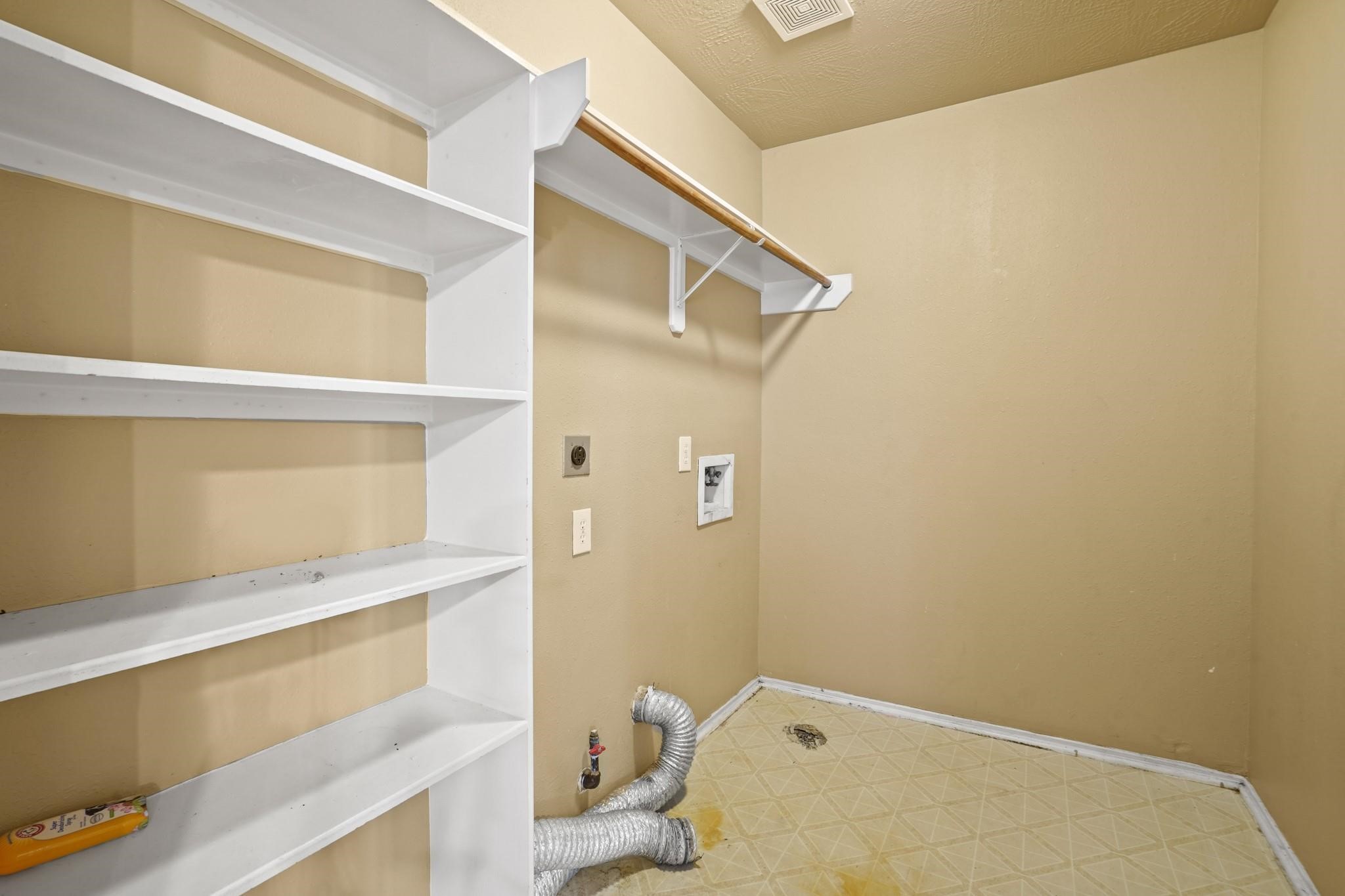 5003 East Parma Drive Rosenberg, TX 77471 - Photo 20 of 25 a bathroom with a bathtub