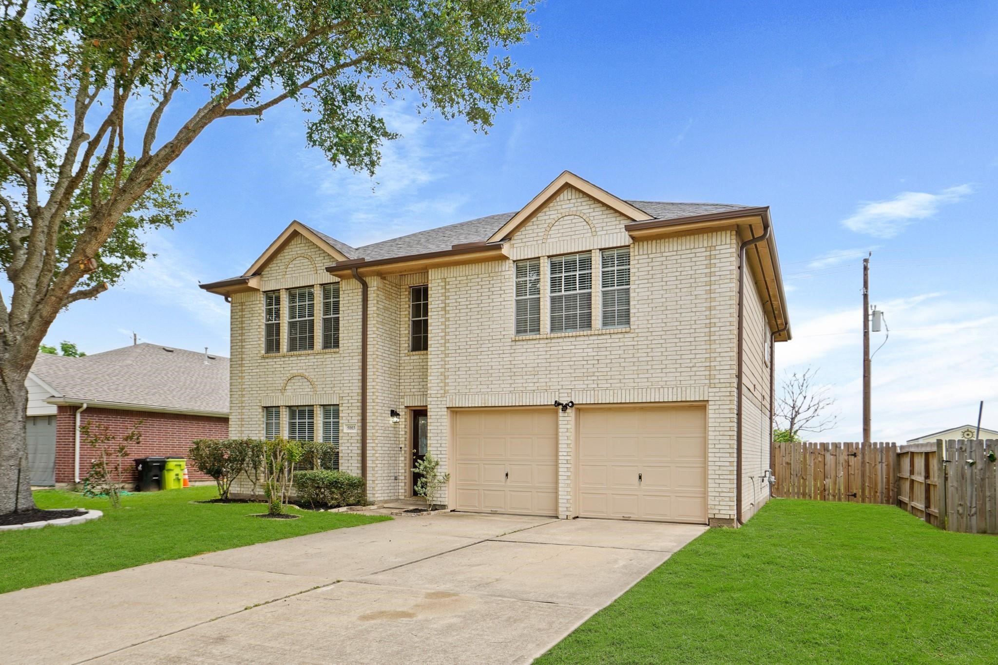 5003 East Parma Drive Rosenberg, TX 77471 - Photo 2 of 25 a front view of a house with a yard