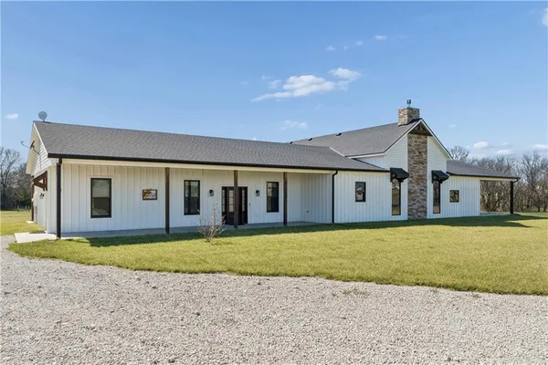 $875,000 | 34456 Harmony Road, Paola, KS 66071