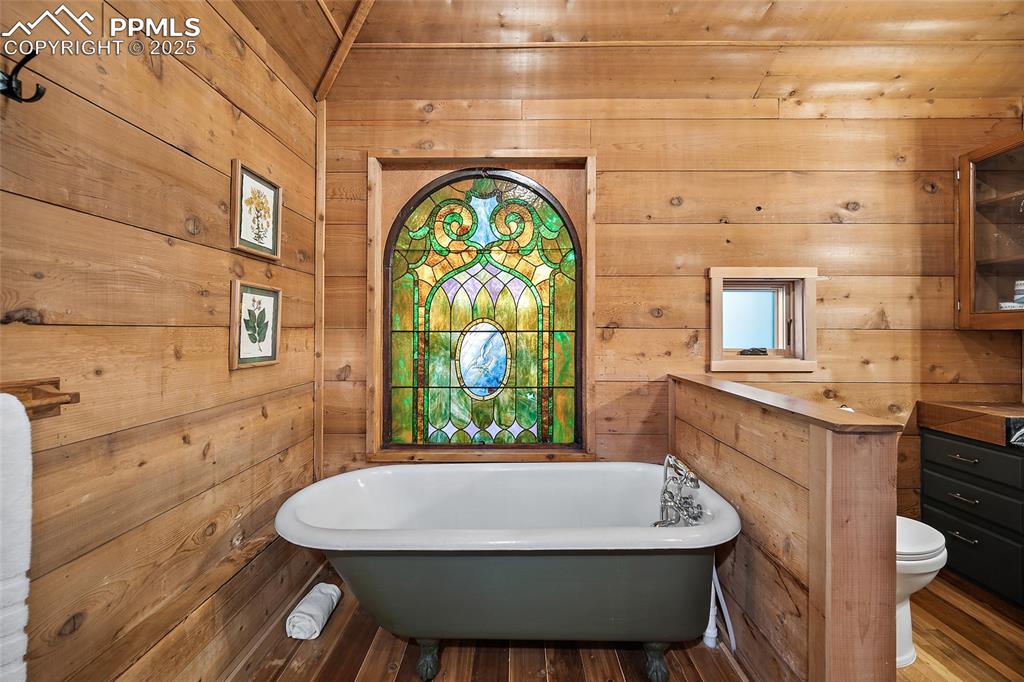 11855 Grandin Point Elbert, CO 80106 - Photo 19 of 42 a bathroom with a sink a mirror and a bathtub