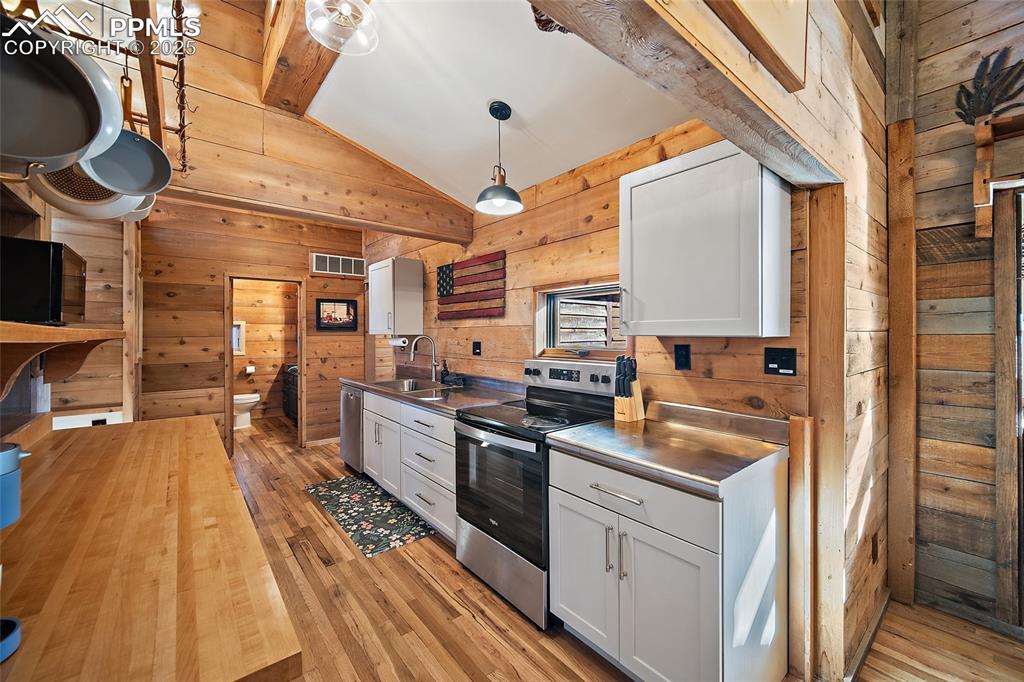 11855 Grandin Point Elbert, CO 80106 - Photo 6 of 42 a kitchen with stainless steel appliances granite countertop a stove and a refrigerator