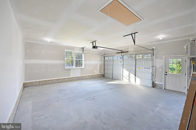 a view of a big room with closet and windows