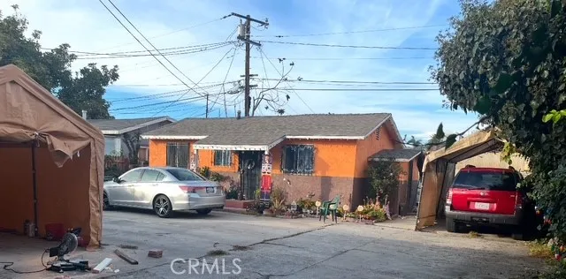 a view of a car park in front of house