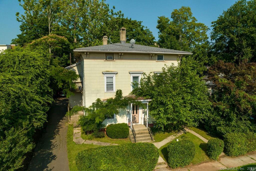 a view of a back yard of the house