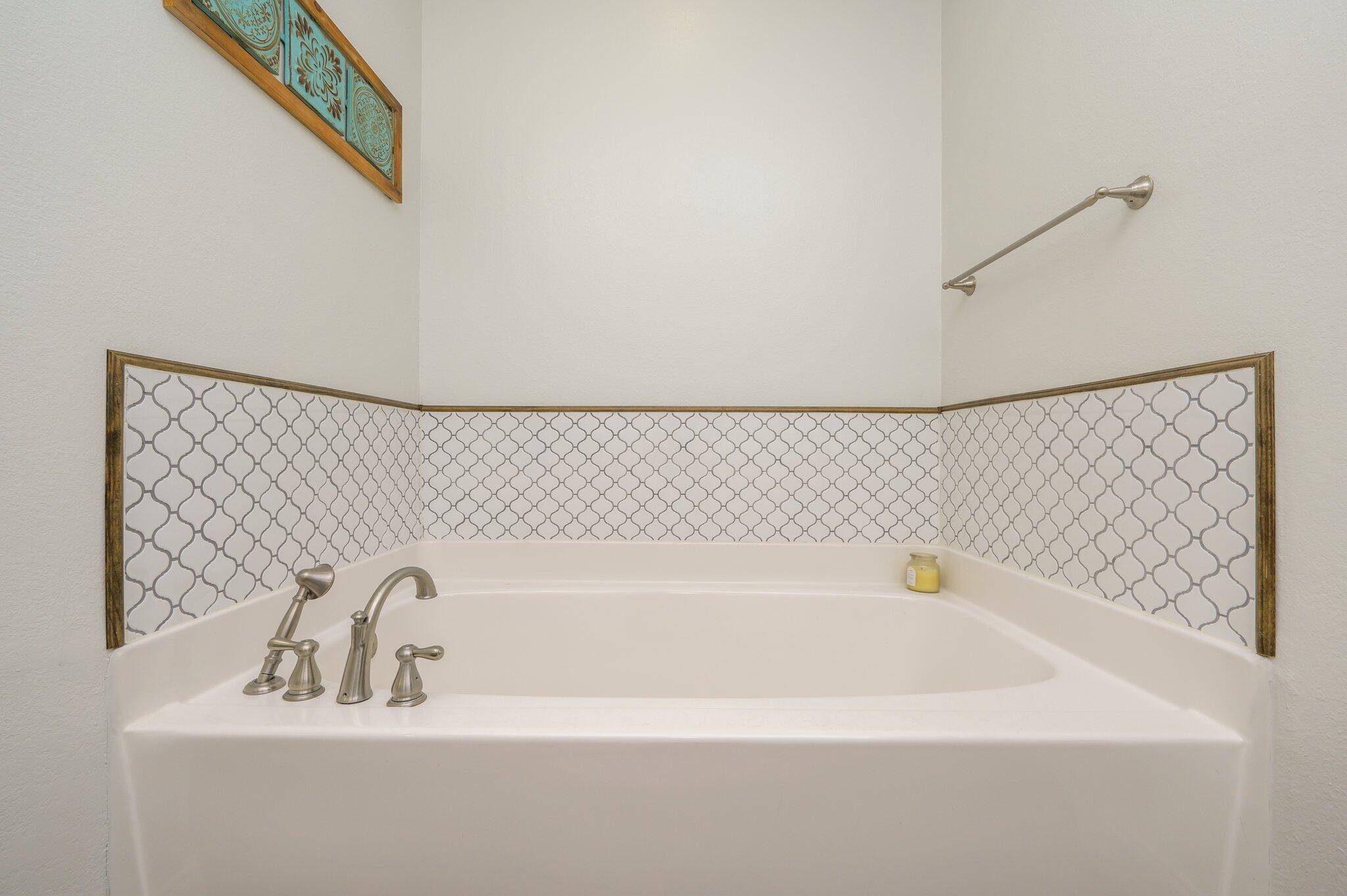 4545 Hermosa Road Crestview, FL 32539 - Photo 16 of 36 a bathroom with a bathtub