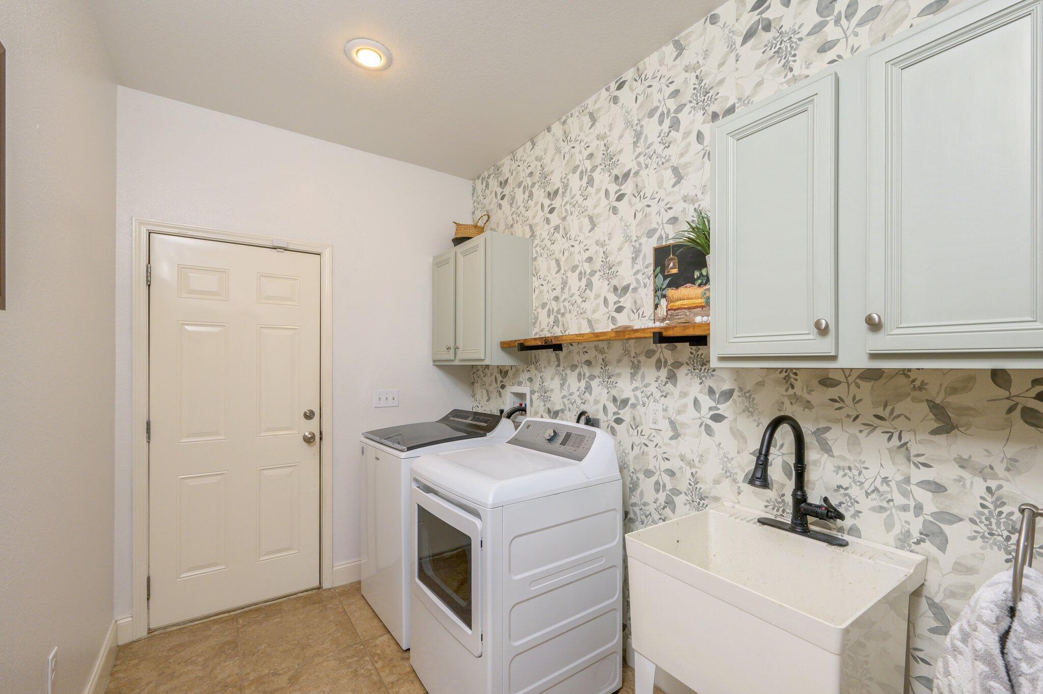 4545 Hermosa Road Crestview, FL 32539 - Photo 31 of 36 a bathroom with a sink and a mirror