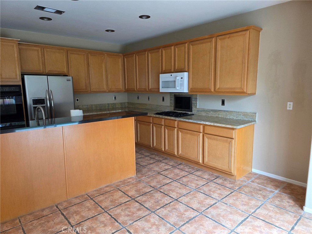 13491 Falcon Ridge Road Eastvale, CA 92880 - Photo 13 of 45 Kitchen