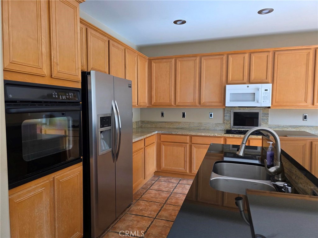 13491 Falcon Ridge Road Eastvale, CA 92880 - Photo 14 of 45 Kitchen