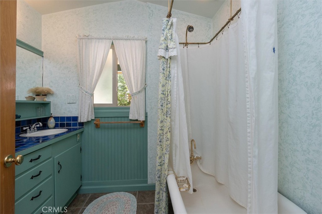 2669 Triangle Road Mariposa, CA 95338 - Photo 33 of 58 a bathroom with a sink a toilet and shower