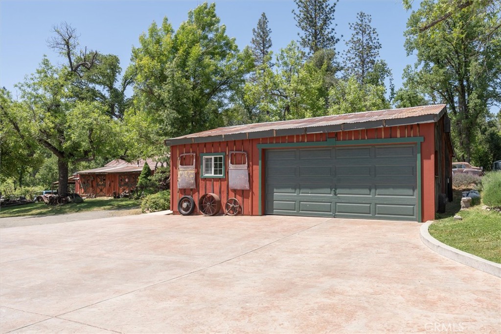 2669 Triangle Road Mariposa, CA 95338 - Photo 35 of 58 a front view of a house with a yard and garage