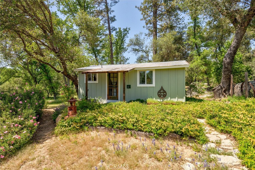 2669 Triangle Road Mariposa, CA 95338 - Photo 40 of 58 a view of front of house with a yard