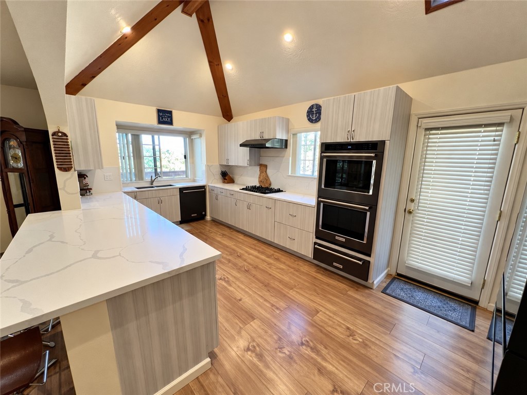 975 Hospital Road Lake Arrowhead, CA 92352 - Photo 11 of 67 Kitchen