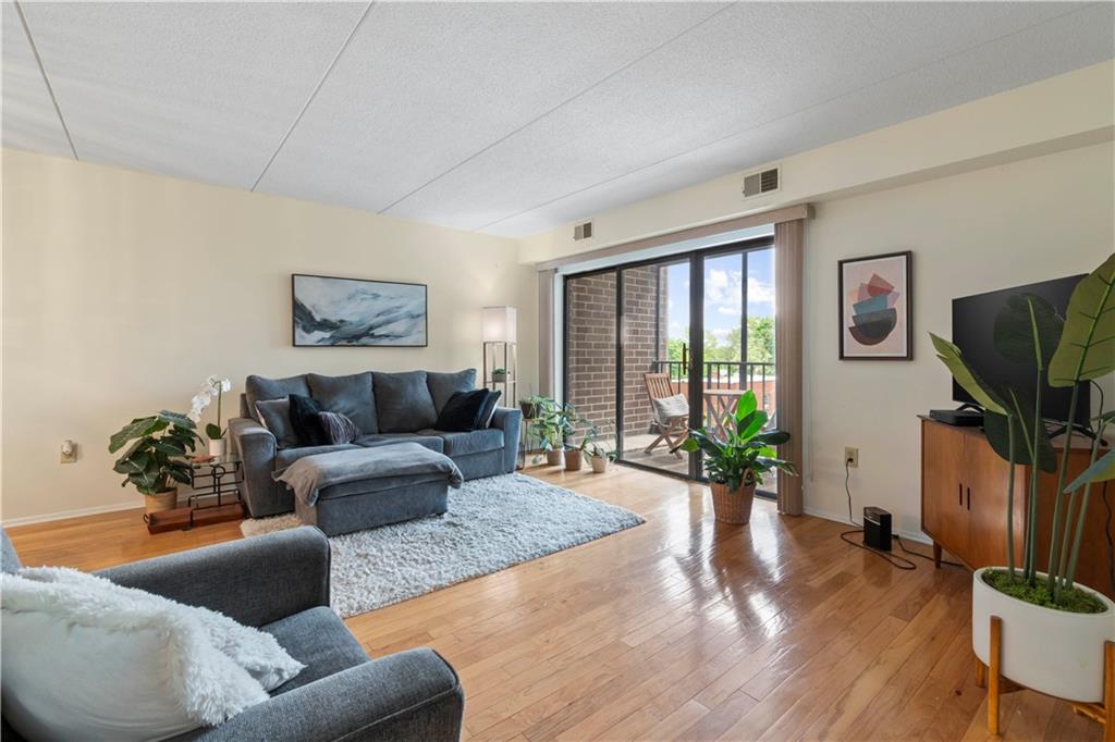 5600 Munhall Road, Unit 517 Pittsburgh, PA 15217 - Photo 8 of 38 Gallery Image 8