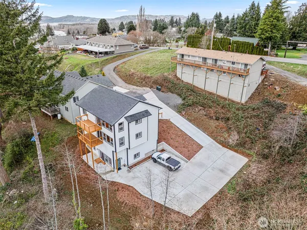 $699,900 | 572 Columbia Street, Cathlamet, WA 98612