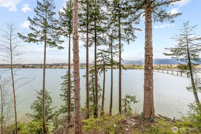 $699,900 | 572 Columbia Street, Cathlamet, WA 98612