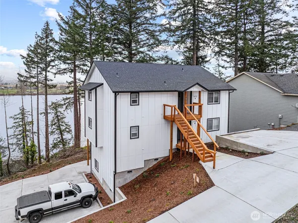 $699,900 | 572 Columbia Street, Cathlamet, WA 98612
