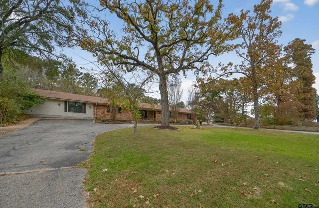 a view of a yard in front of the house
