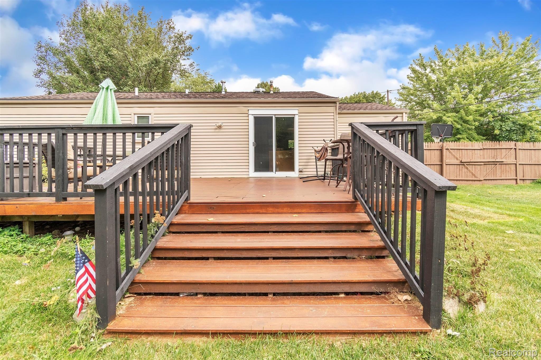 1852 Henbert Road West Bloomfield, MI 48324 - Photo 26 of 34 38-1852 Henbert Rd-WindowStill-Real.jpg