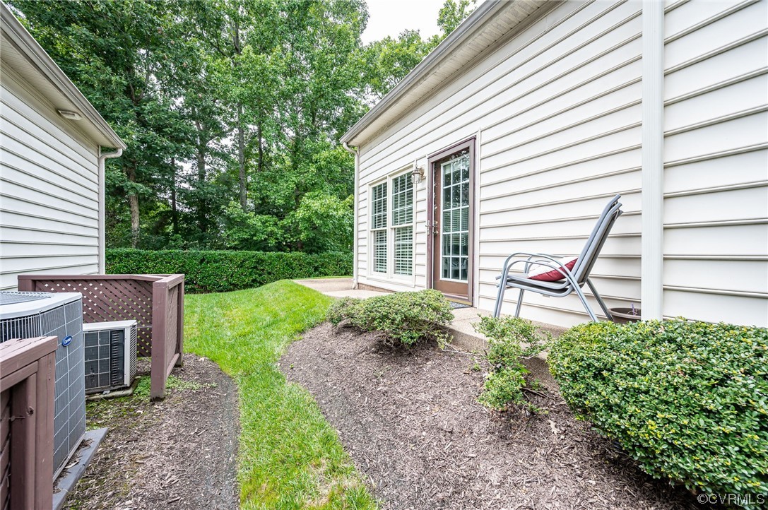 5080 Park Commons Loop Glen Allen, VA 23059 - Photo 39 of 41 a view of a house with backyard and a garden