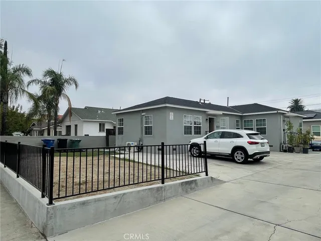 a view of front a house with a street