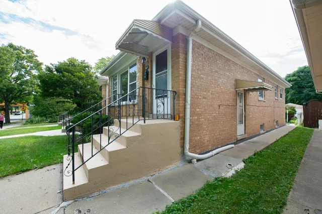 $410,000 | 5019 West Carmen Avenue, Chicago, IL 60630