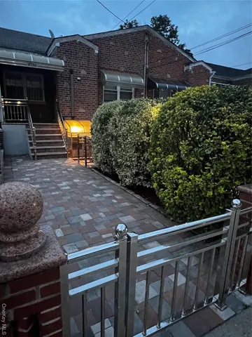 a view of a house with backyard and garden