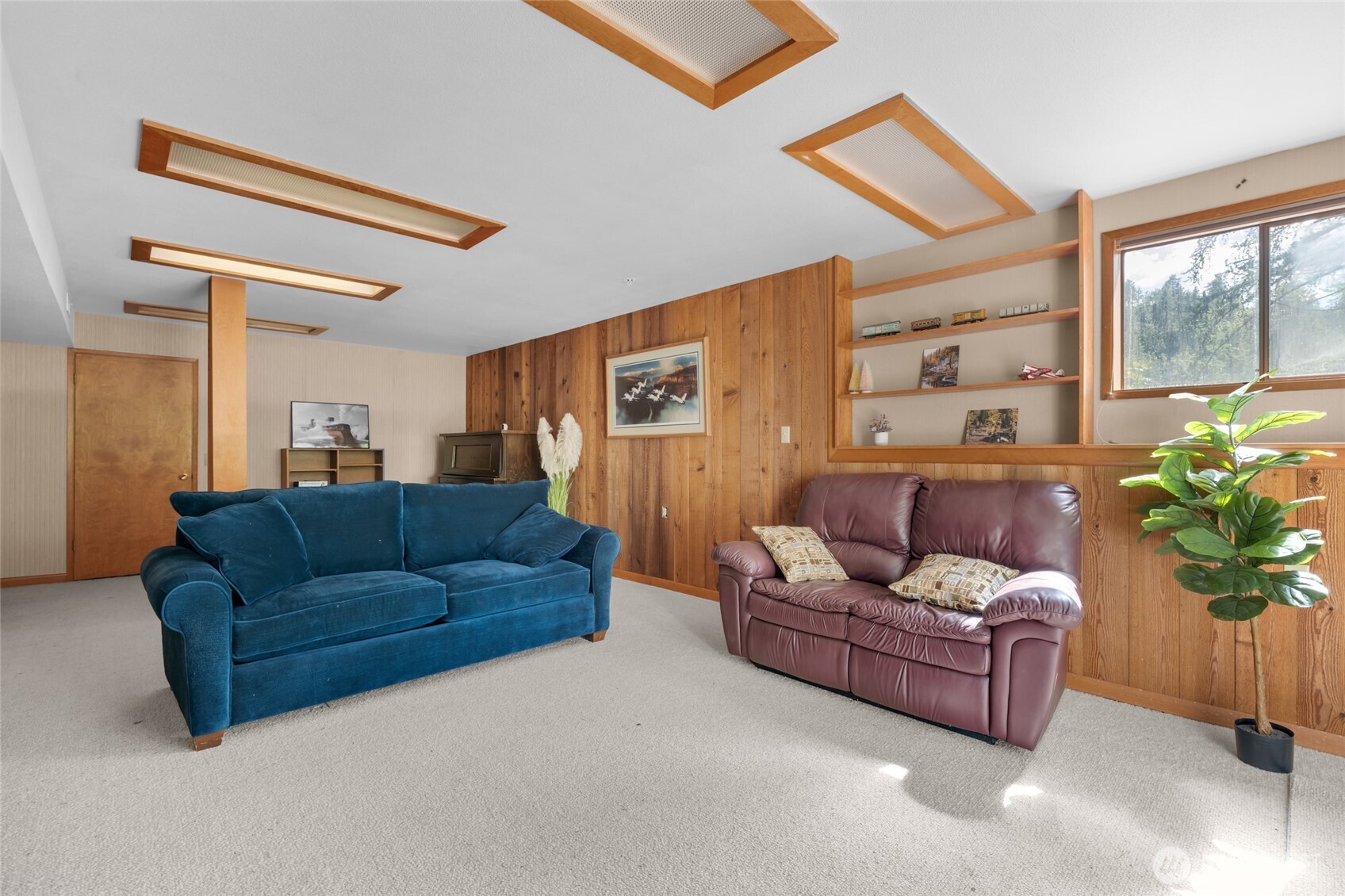 712 Moonlit Lane Wenatchee, WA 98801 - Photo 17 of 29 a living room with furniture and a large window