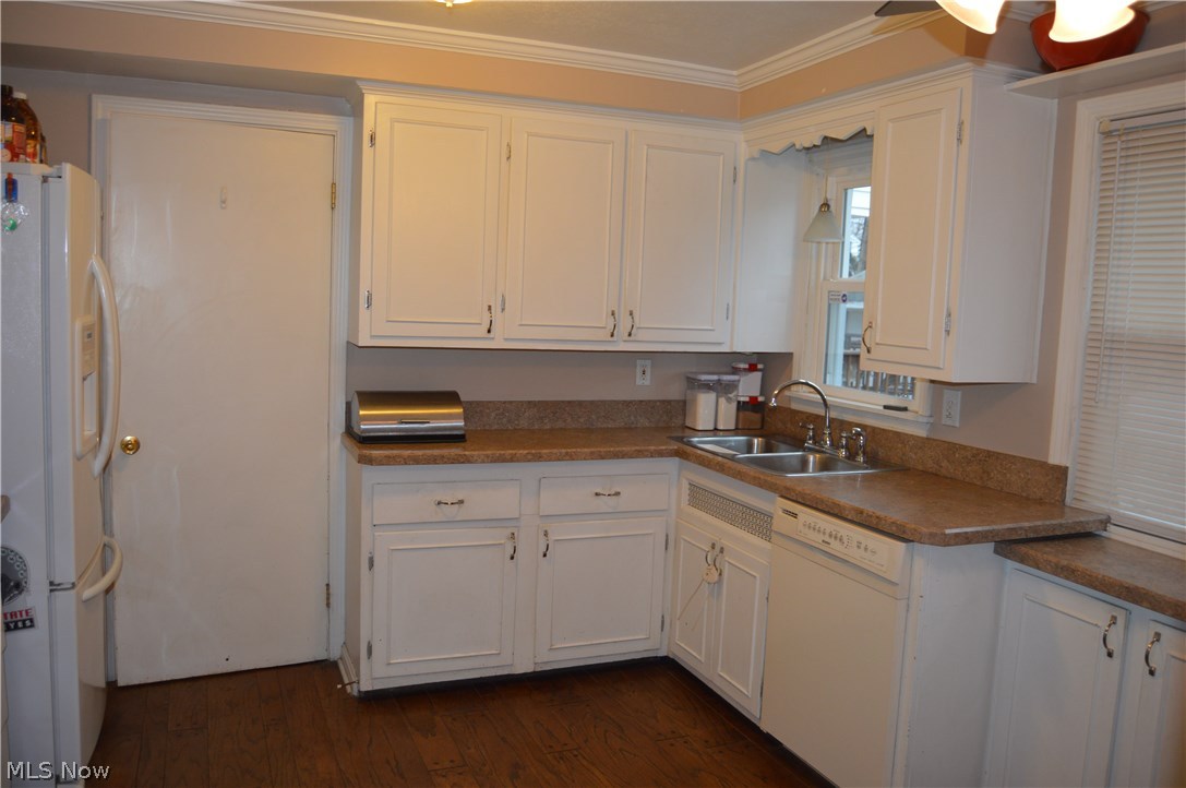 1008 Argonne Road Cleveland, OH 44121 - Photo 11 of 27 Updated Kitchen