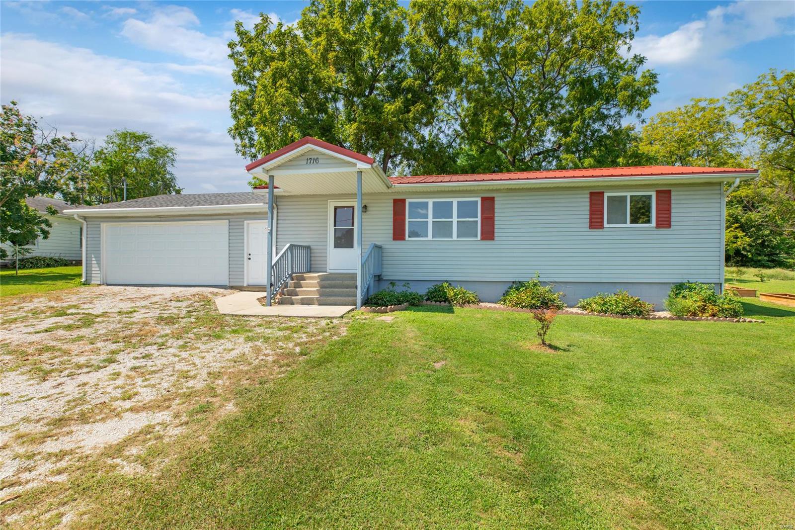 1716 Old Bus Line Road Hillsboro, IL 62049 - Photo 1 of 27 Gallery Image 1