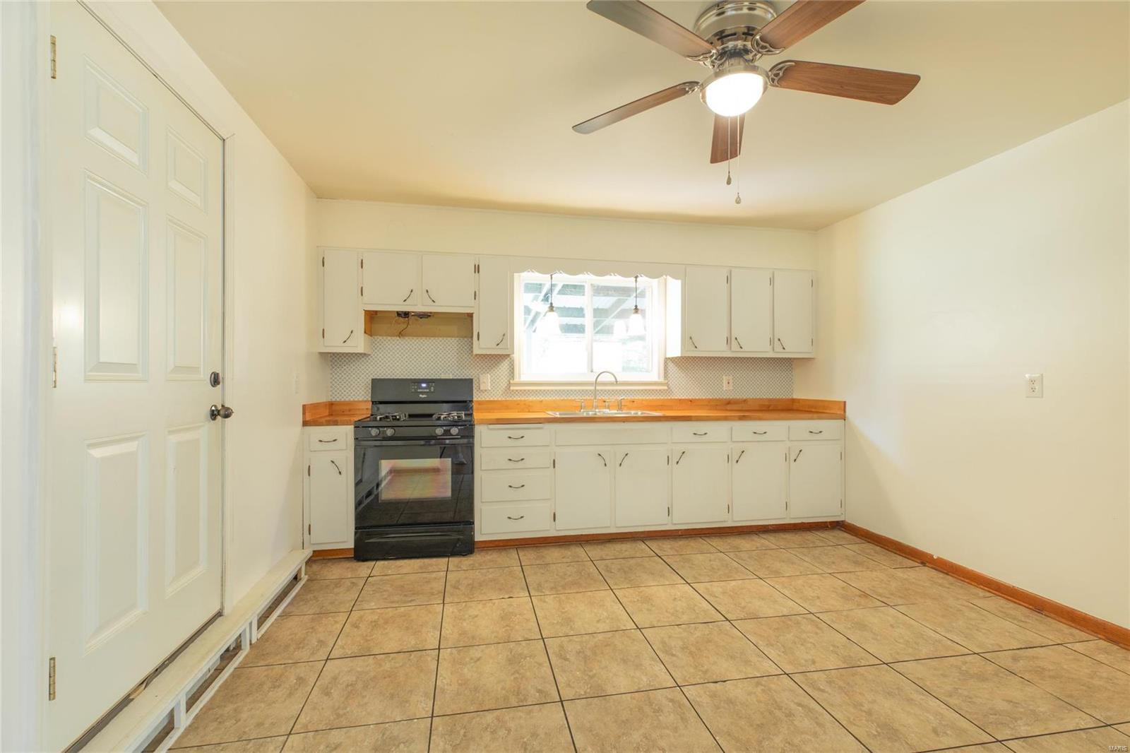 1716 Old Bus Line Road Hillsboro, IL 62049 - Photo 12 of 27 Gallery Image 12