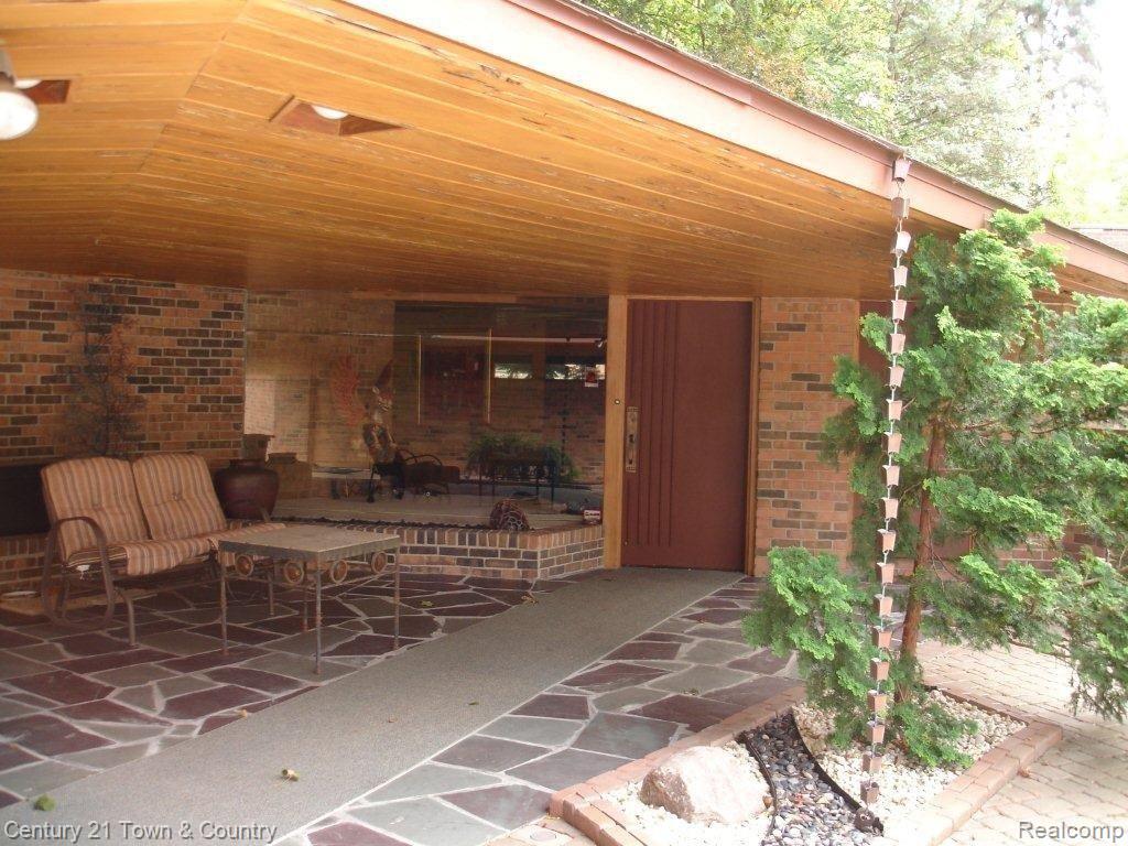 3755 West Pemberton Road Bloomfield Hills, MI 48302 - Photo 5 of 20 Unique Covered Entry