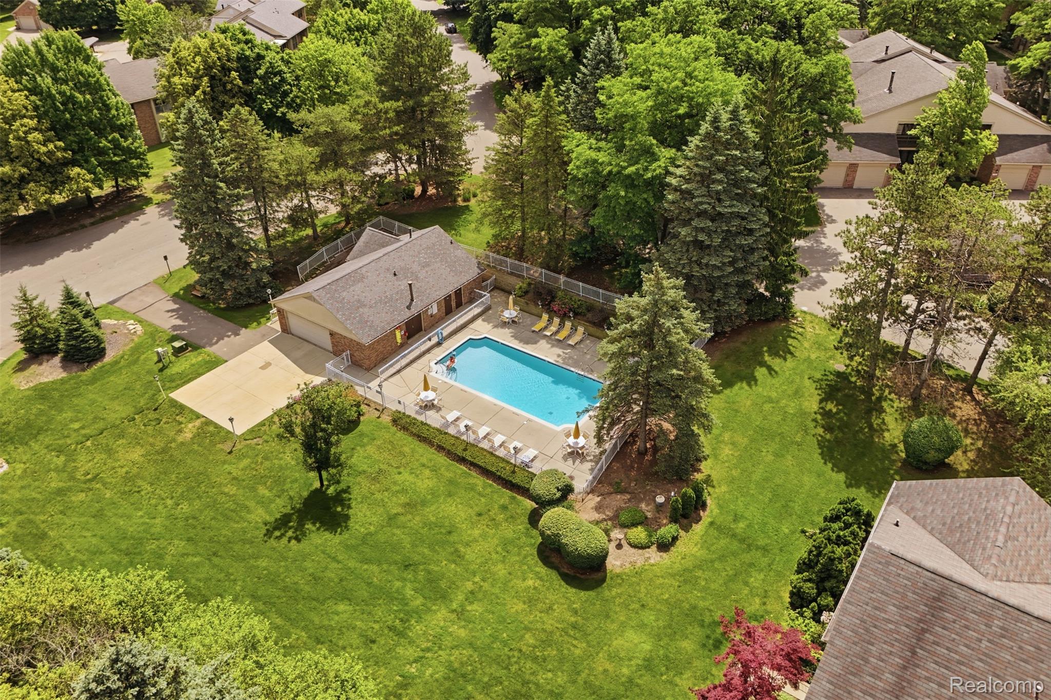 29726 Pine Ridge Circle Farmington, MI 48331 - Photo 30 of 40 Outdoor swimming pool with surrounding fencing