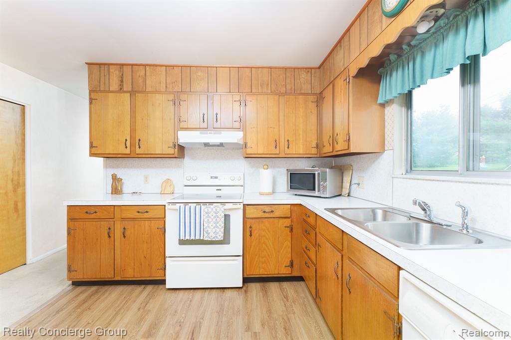 120 Endicott Howell, MI 48843 - Photo 8 of 27