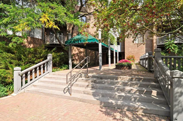 $499,900 | 12700 Sherwood Place, Unit 102, Minnetonka, MN 55305