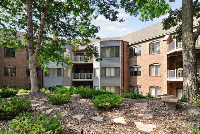 $499,900 | 12700 Sherwood Place, Unit 102, Minnetonka, MN 55305