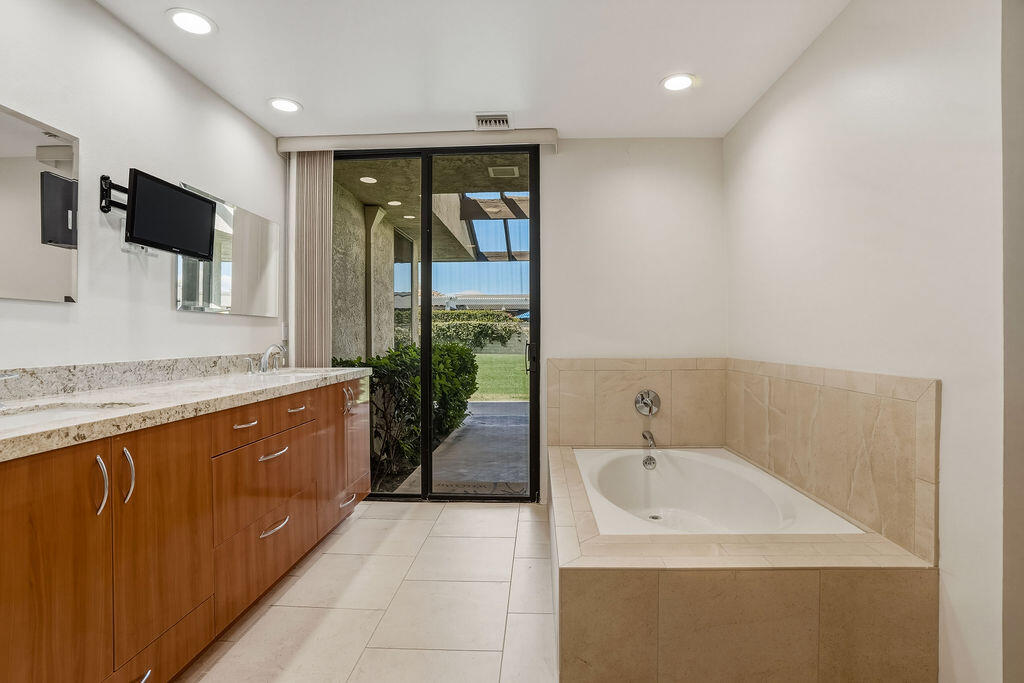 43 Cornell Drive Rancho Mirage, CA 92270 - Photo 26 of 51 Primary Bath w/ Soaking Tub