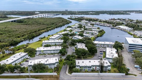 $1,850 | 2800 Indian River Boulevard, Unit R9, Vero Beach, FL 32960