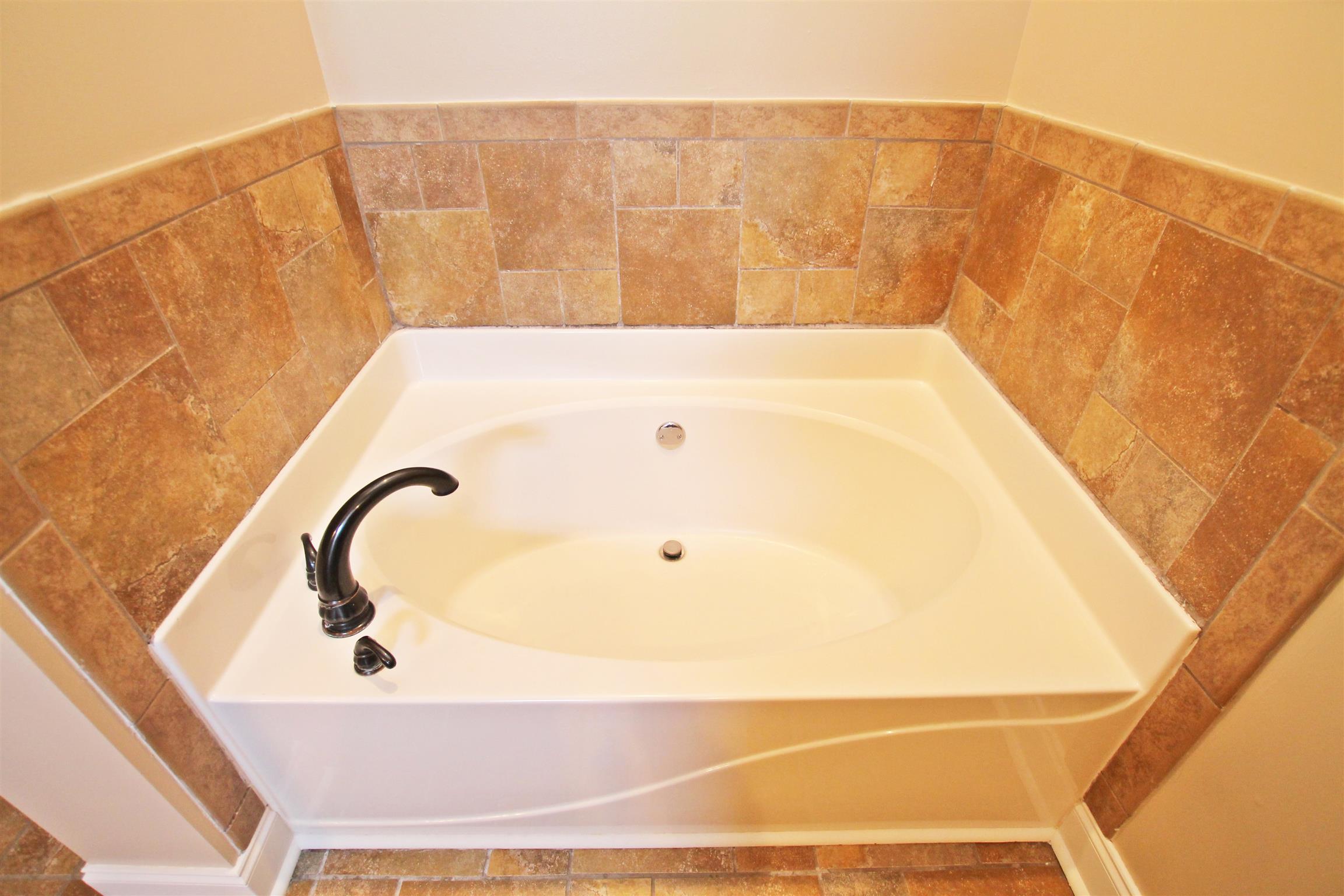 1012 Loganview Way Springfield, TN 37172 - Photo 15 of 30 a bathroom with a bathtub