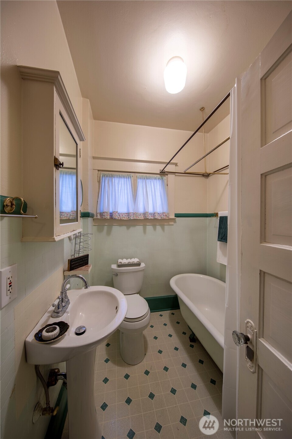 3427 Oakes Avenue Everett, WA 98201 - Photo 11 of 23