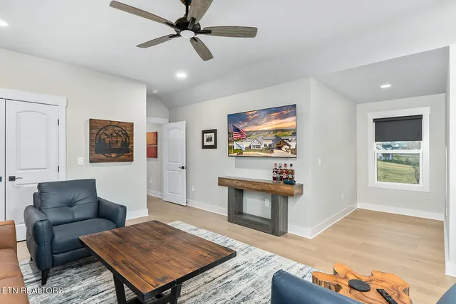 $925,000 | 179 Island Circle, Loudon, TN 37774