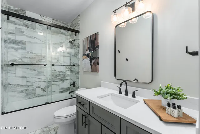 $925,000 | 179 Island Circle, Loudon, TN 37774