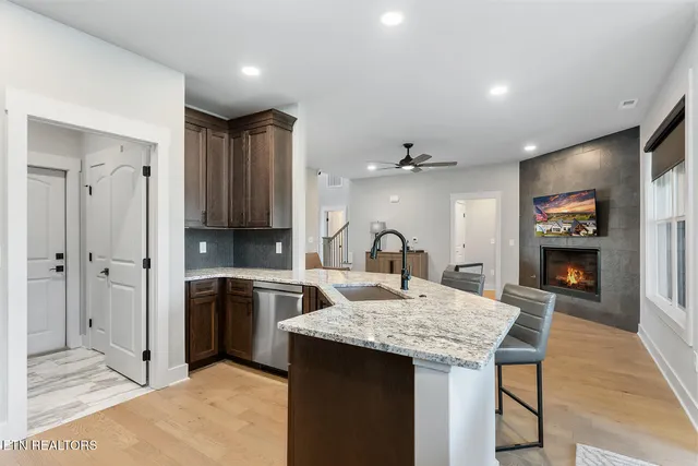 $925,000 | 179 Island Circle, Loudon, TN 37774