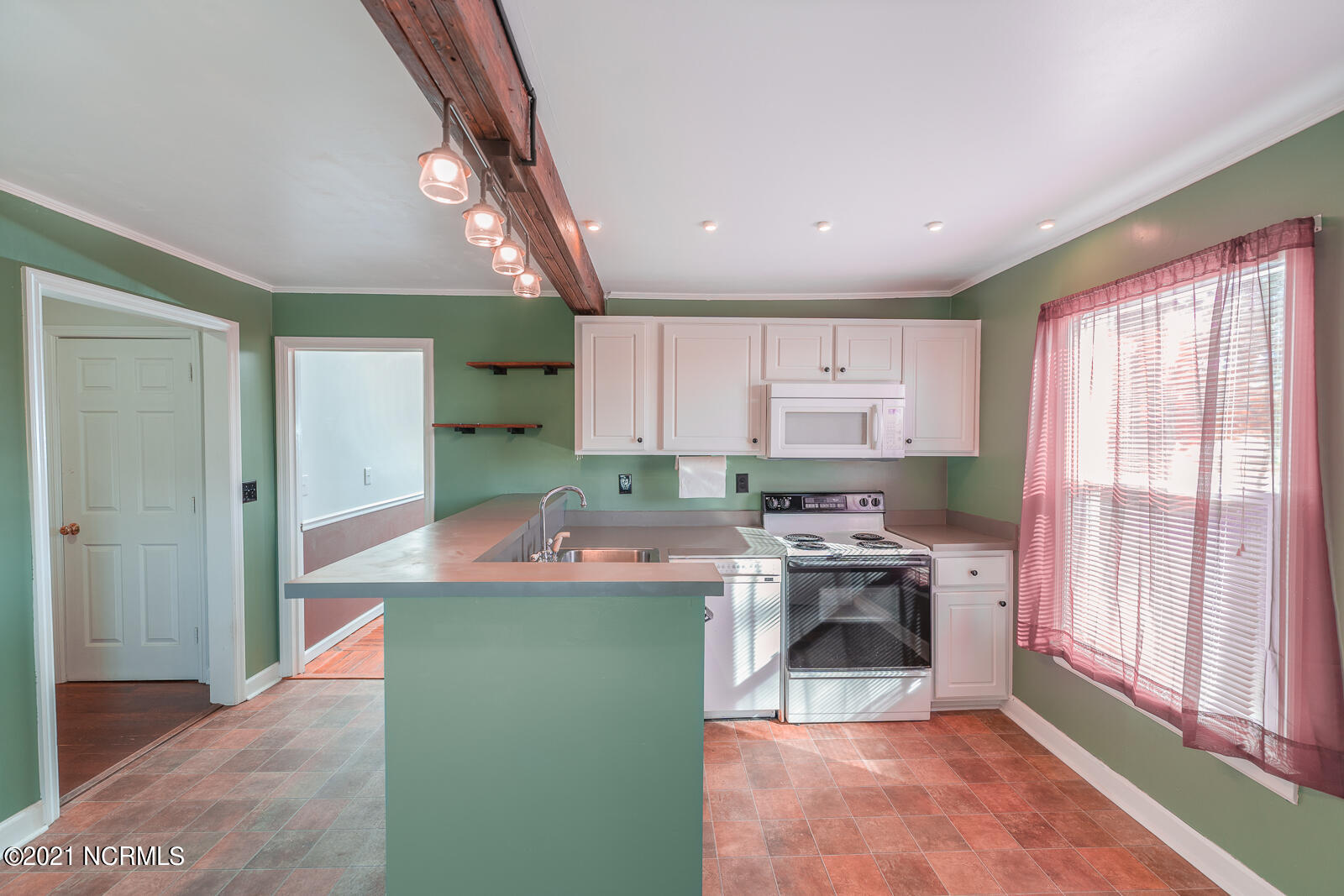 450 Pate Road New Bern, NC 28562 - Photo 3 of 18 Beautiful Kitchen with Zaytoun Cabinets