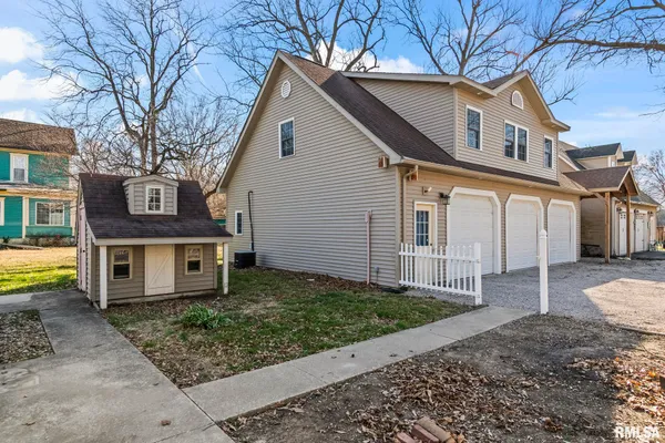 $249,900 | 205 South 7th Street, Girard, IL 62640