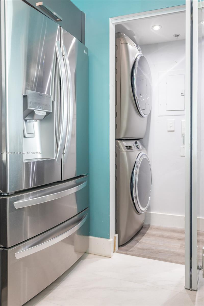 90 Alton Road, Unit 2806 Miami Beach, FL 33139 - Photo 13 of 36 a utility room with dryer and washer