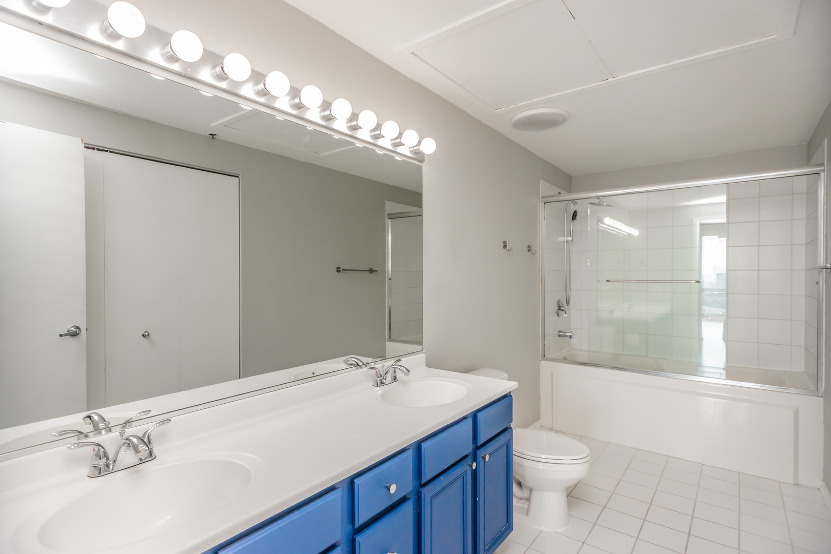 1530 South State Street, Unit 14O Chicago, IL 60605 - Photo 7 of 20 a bathroom with a sink a toilet and shower