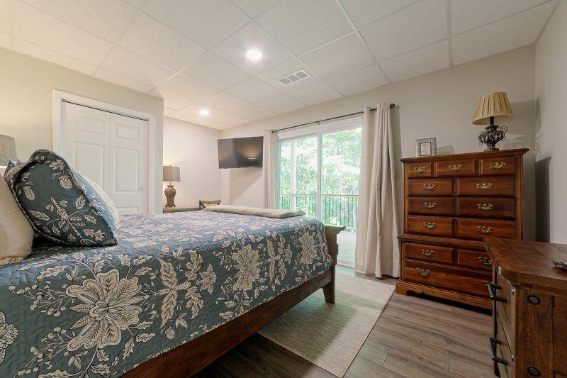 39 Schwarzwald Strasse Helen, GA 30545 - Photo 19 of 25 a bedroom with a bed and a dresser