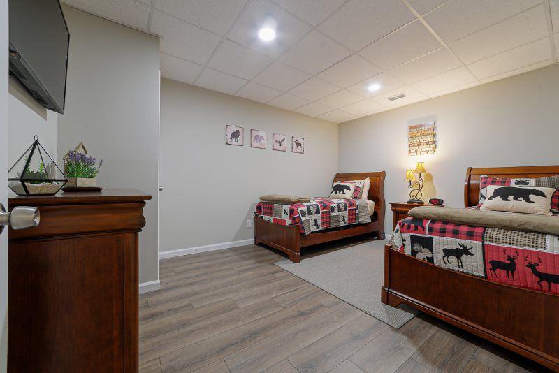 39 Schwarzwald Strasse Helen, GA 30545 - Photo 20 of 25 a bedroom with furniture and a flat screen tv